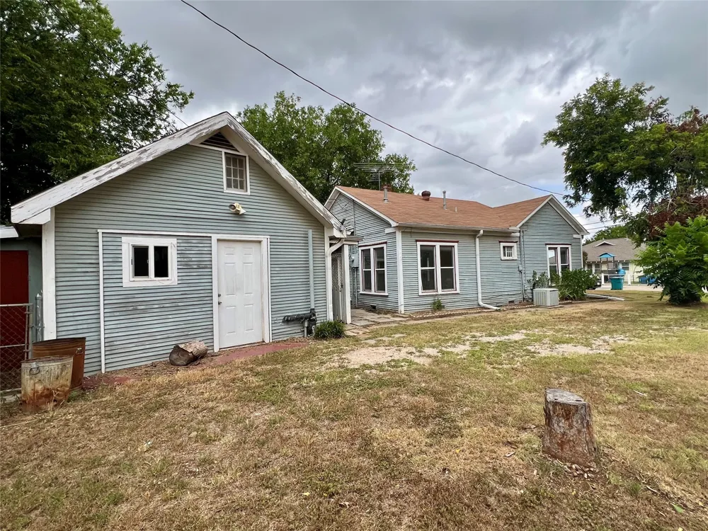 405 E South Henrietta, TX 76365