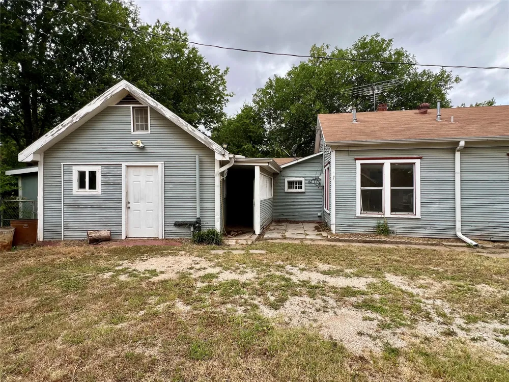 405 E South Henrietta, TX 76365