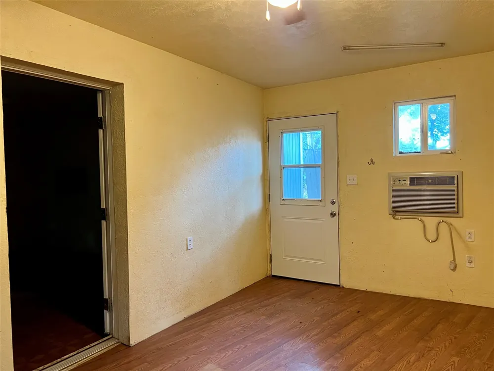405 E South Henrietta, TX 76365