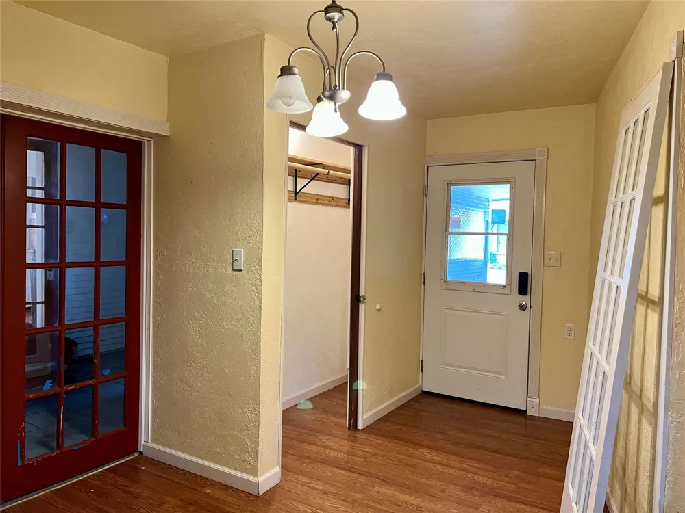 405 E South Henrietta, TX 76365