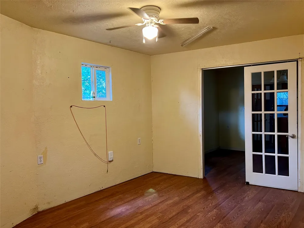 405 E South Henrietta, TX 76365