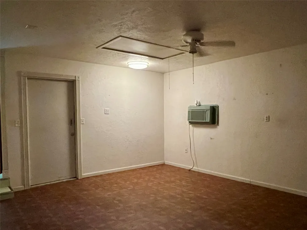 405 E South Henrietta, TX 76365