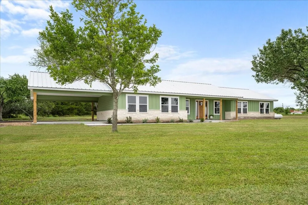 1232 Swiss Alp Hills Loop Schulenburg, TX 78956