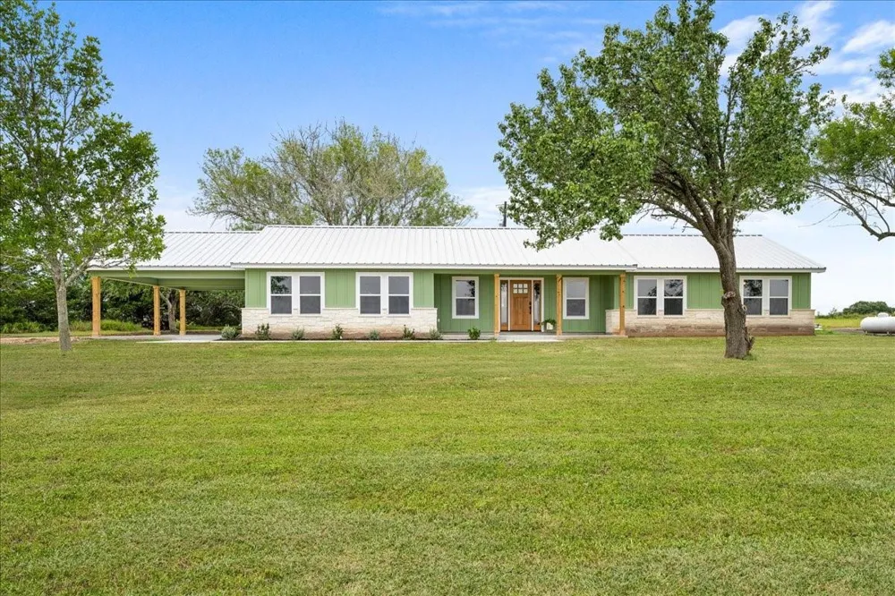 1232 Swiss Alp Hills Loop Schulenburg, TX 78956