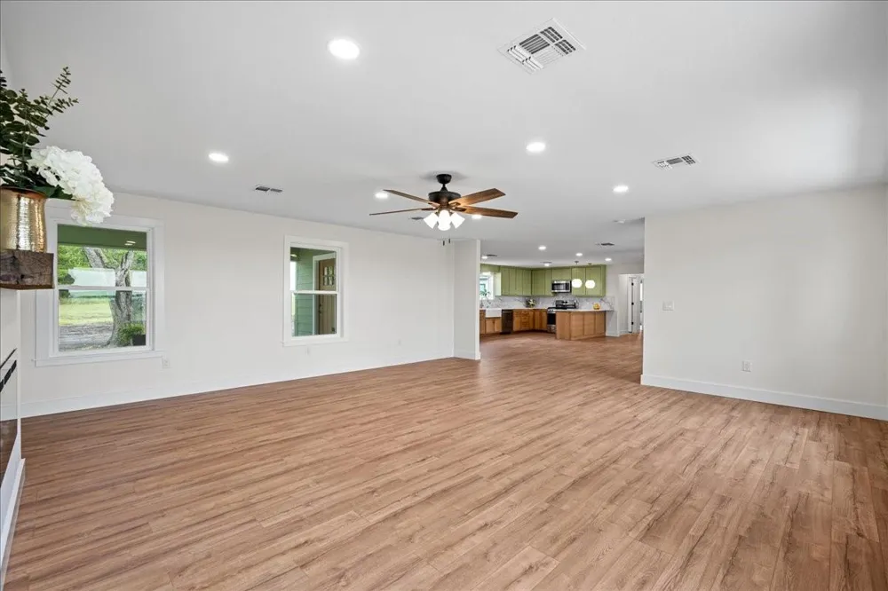 1232 Swiss Alp Hills Loop Schulenburg, TX 78956