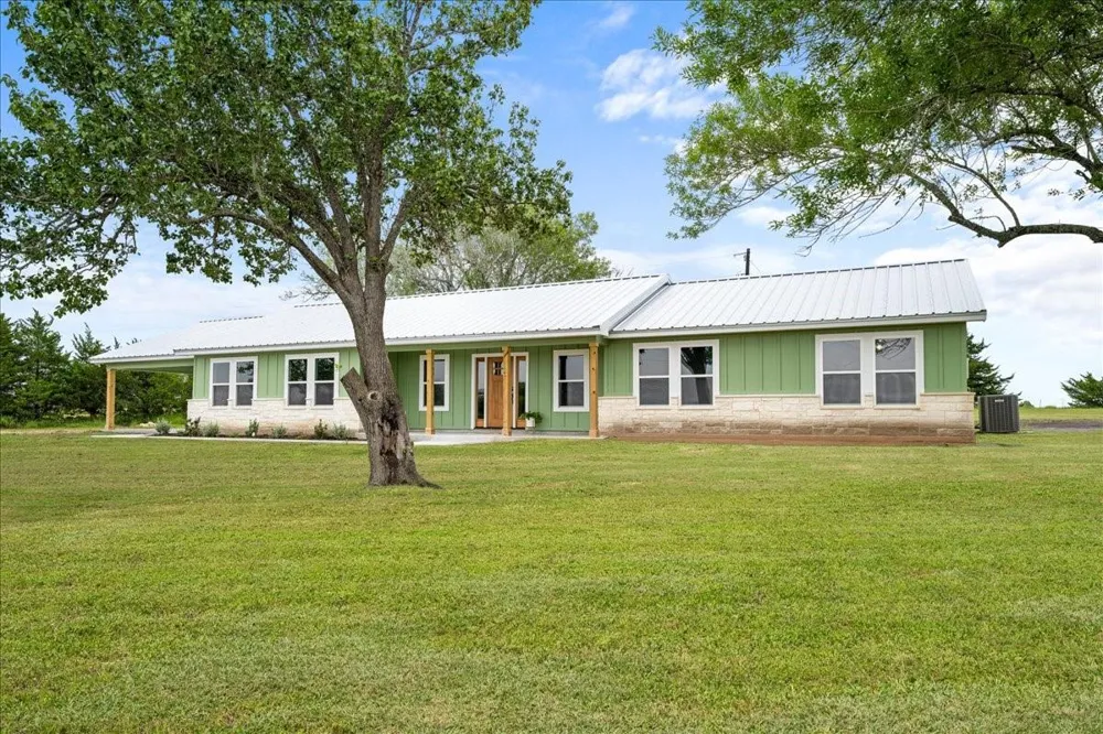 1232 Swiss Alp Hills Loop Schulenburg, TX 78956