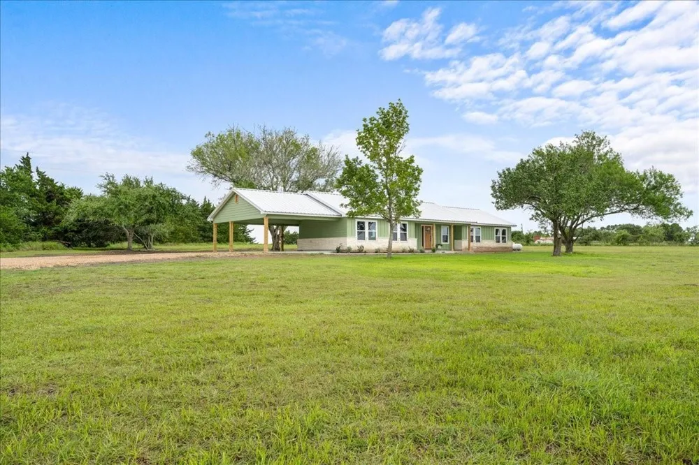 1232 Swiss Alp Hills Loop Schulenburg, TX 78956