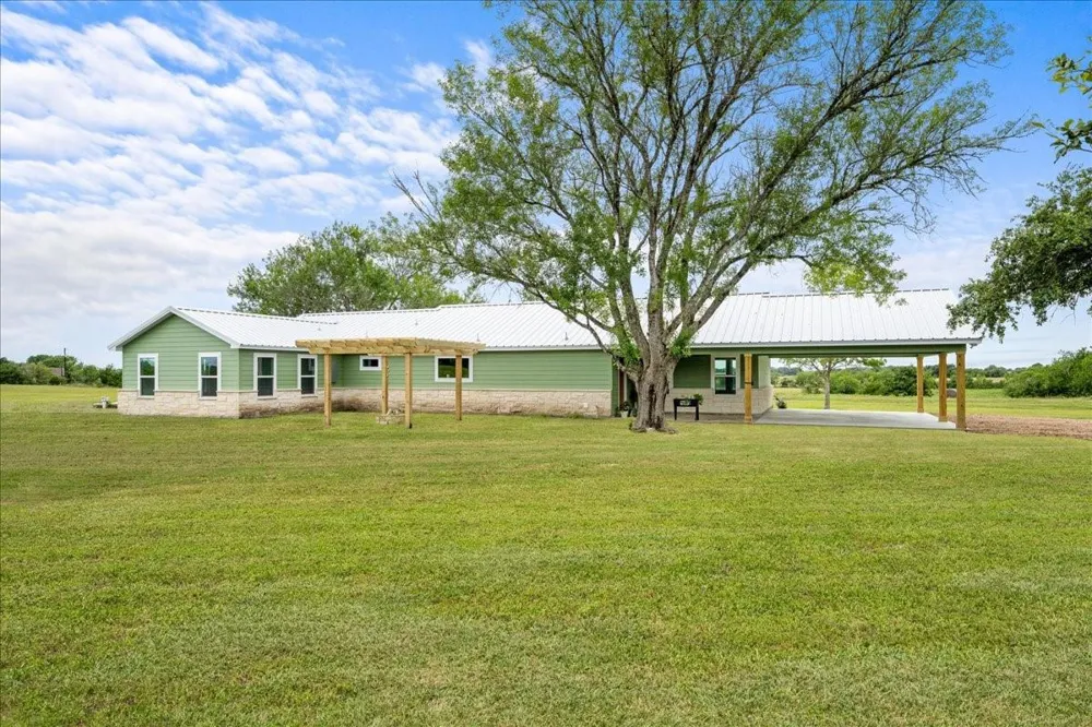 1232 Swiss Alp Hills Loop Schulenburg, TX 78956