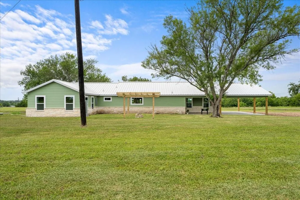 1232 Swiss Alp Hills Loop Schulenburg, TX 78956