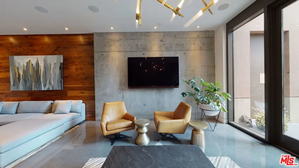 1111 S Grand Avenue #706 Los Angeles, CA 90015