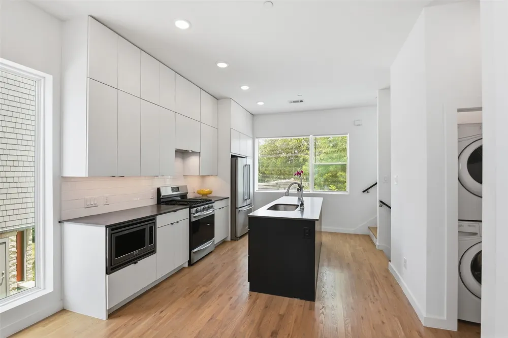 427 W 10th Street #101 Dallas, TX 75208