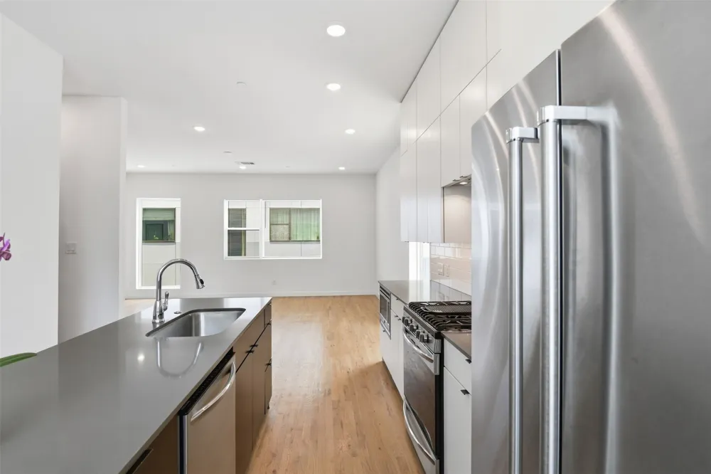 427 W 10th Street #101 Dallas, TX 75208