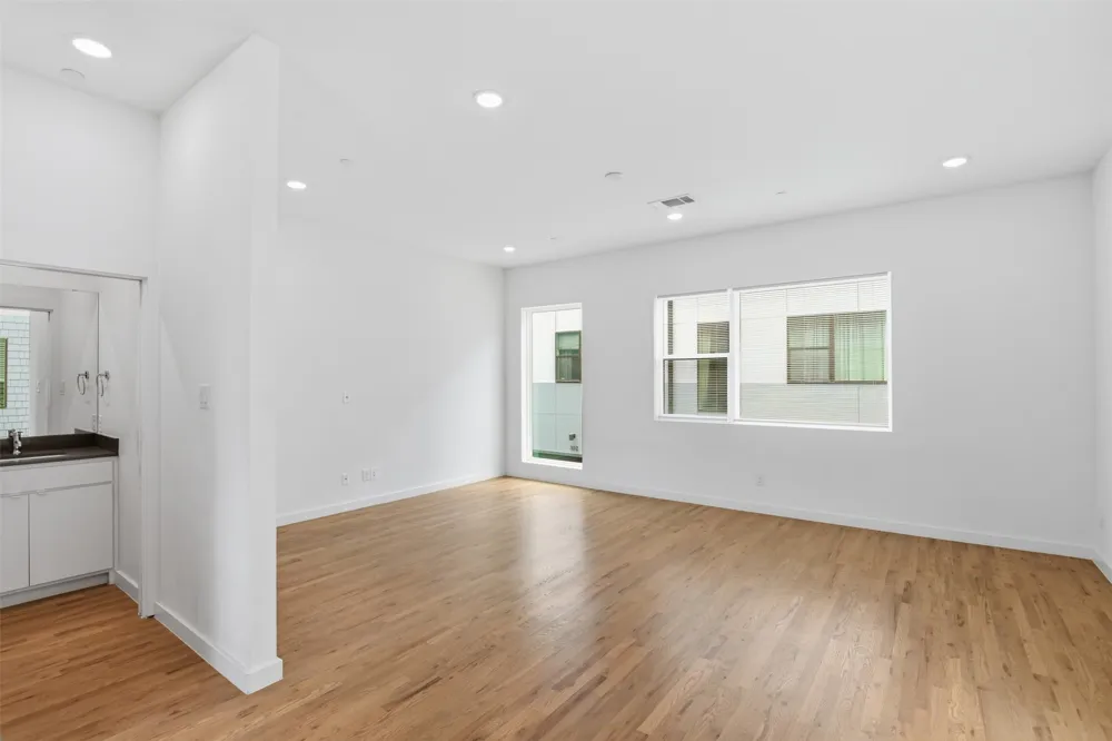 427 W 10th Street #101 Dallas, TX 75208