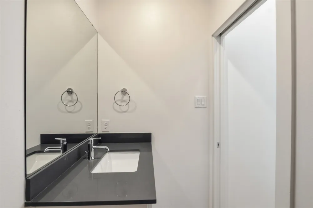 427 W 10th Street #101 Dallas, TX 75208
