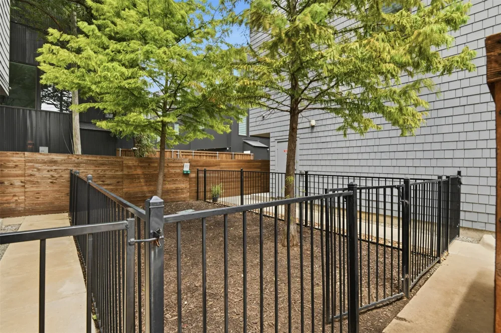 427 W 10th Street #101 Dallas, TX 75208