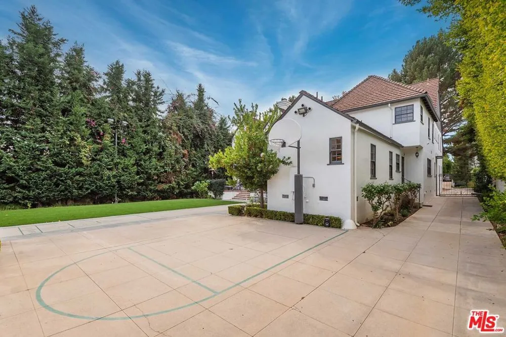 628 Sierra Drive Beverly Hills, CA 90210