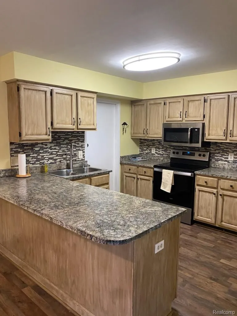 20404 Birch Meadow Drive Clinton Charter Township, MI 48036