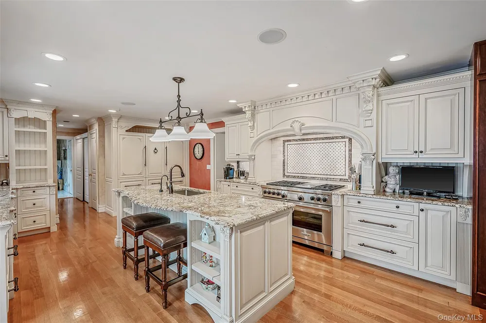 15 Dogwood Hill Brookville, NY 11545