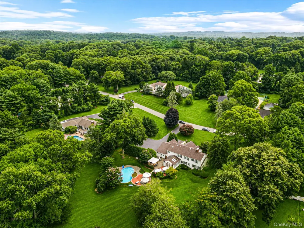 15 Dogwood Hill Brookville, NY 11545