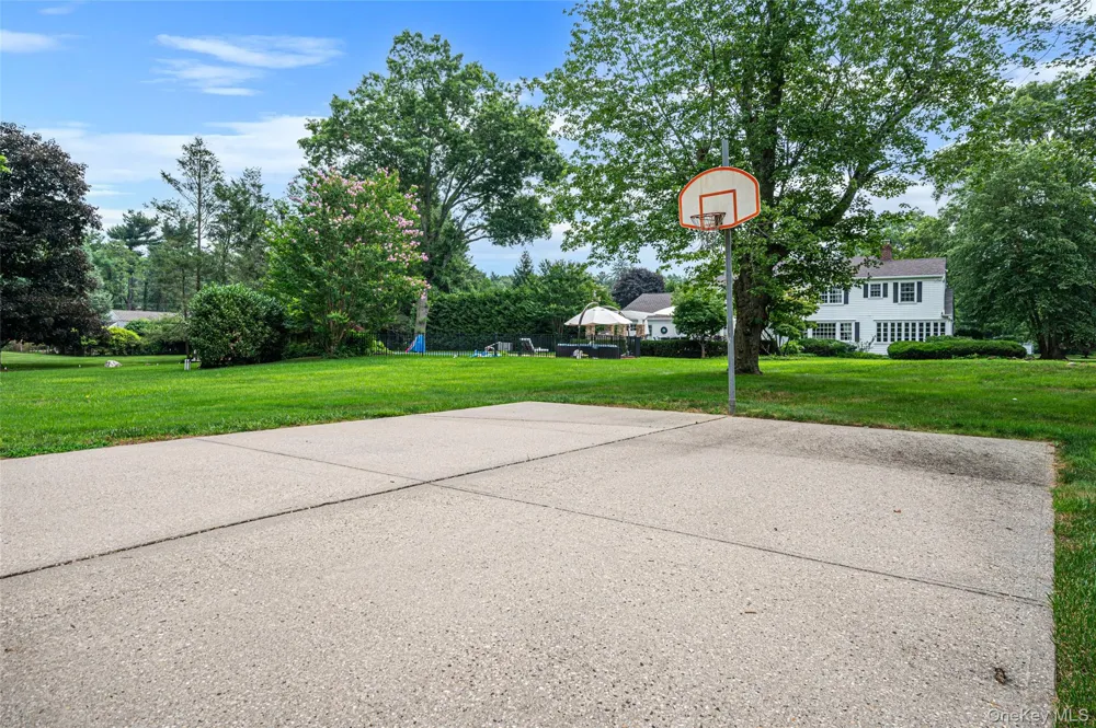 15 Dogwood Hill Brookville, NY 11545