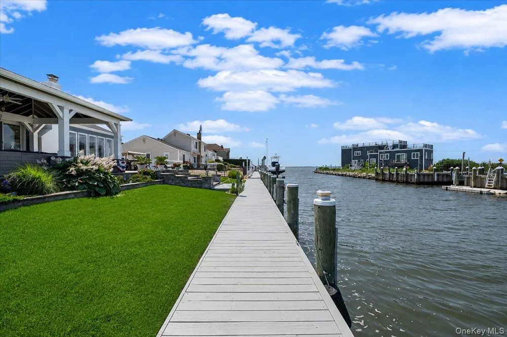 31 Shore Drive W Copiague, NY 11726