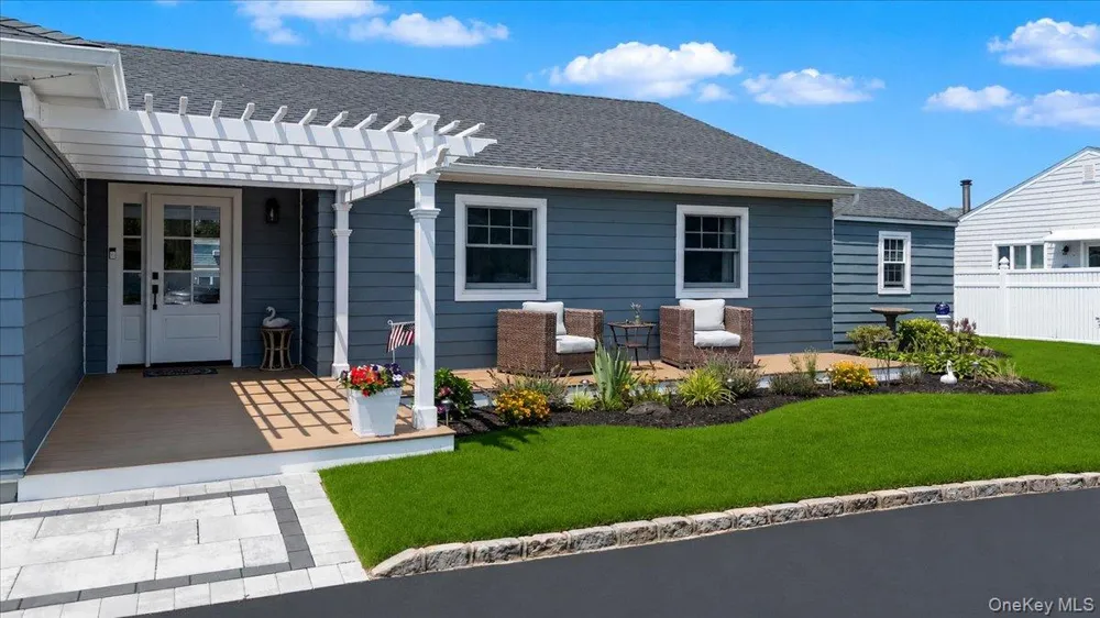 31 Shore Drive W Copiague, NY 11726