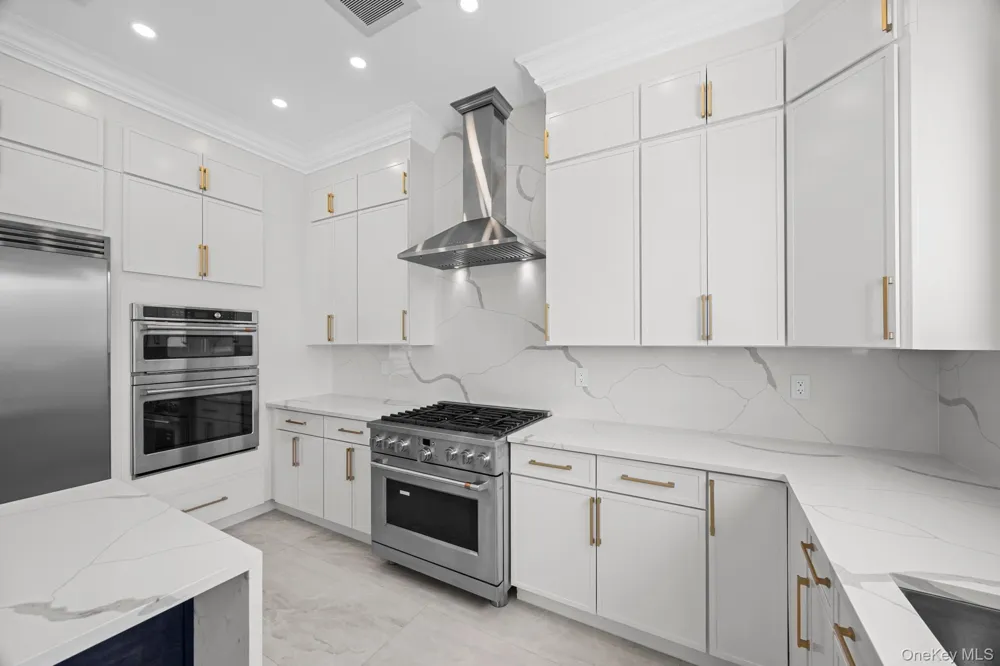 25903 81st Avenue Glen Oaks, NY 11004