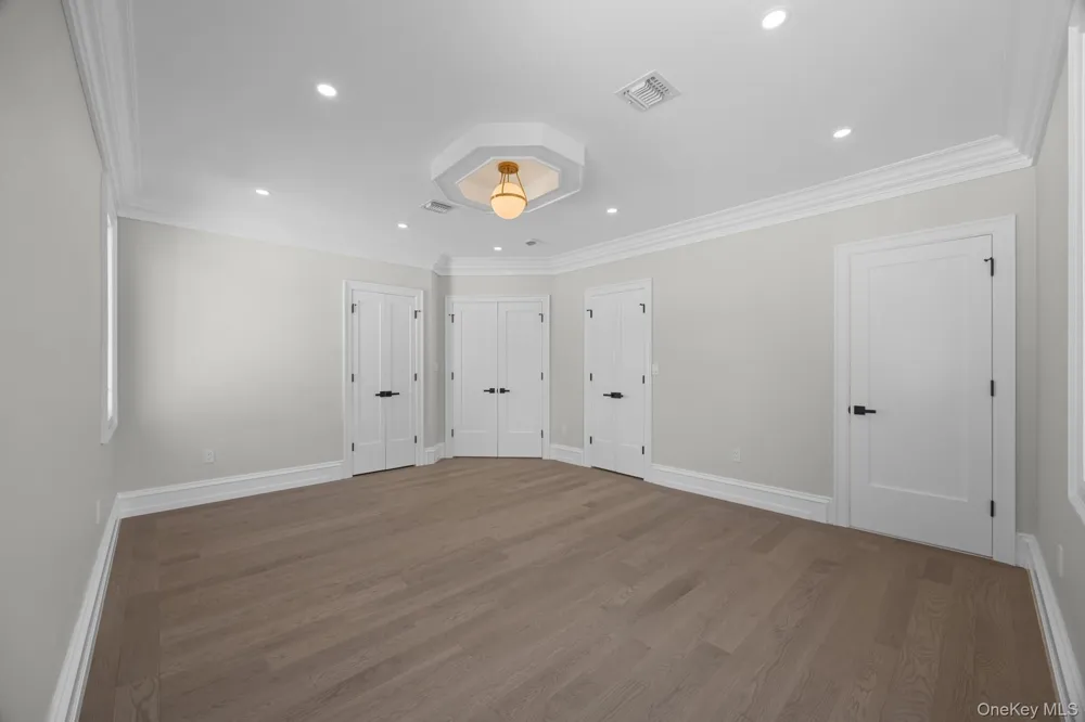 25903 81st Avenue Glen Oaks, NY 11004