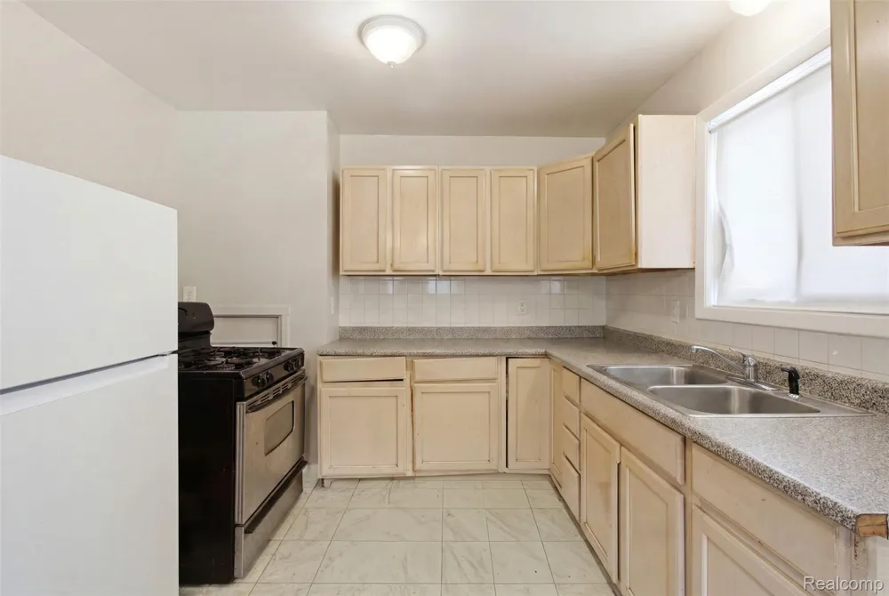 6579 Highland Street Dearborn Heights City, MI 48127