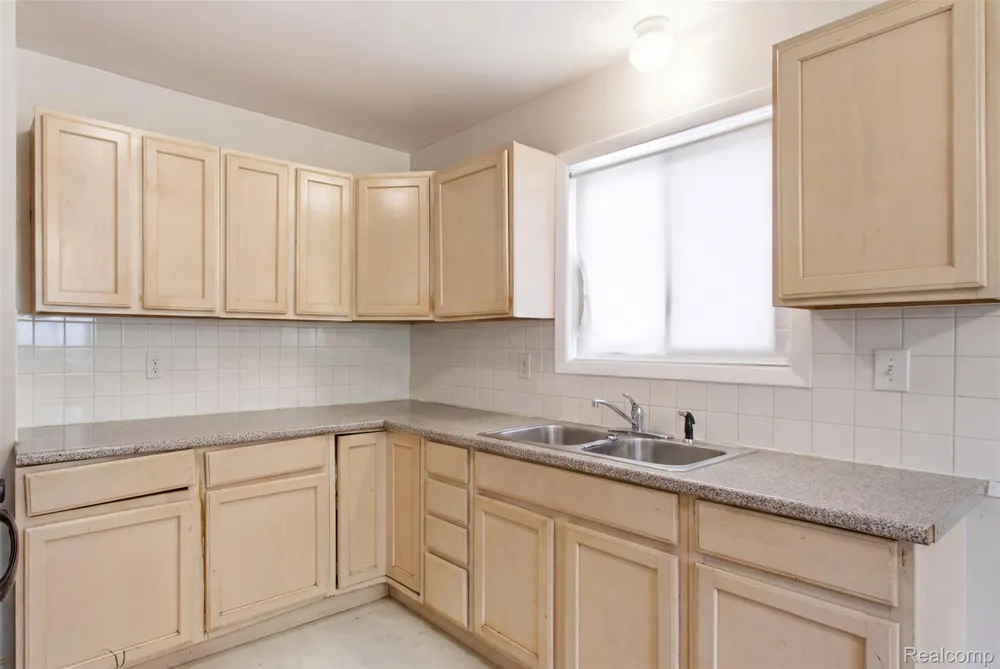 6579 Highland Street Dearborn Heights City, MI 48127