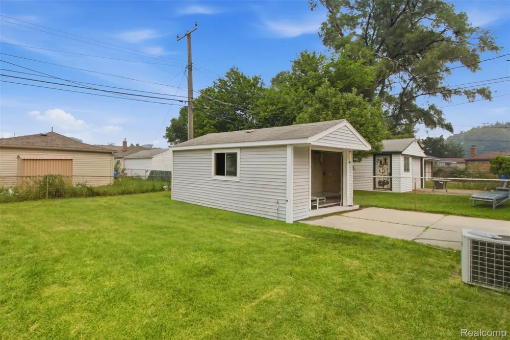 6579 Highland Street Dearborn Heights City, MI 48127