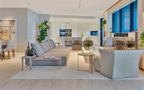 18555 Collins Ave #4705