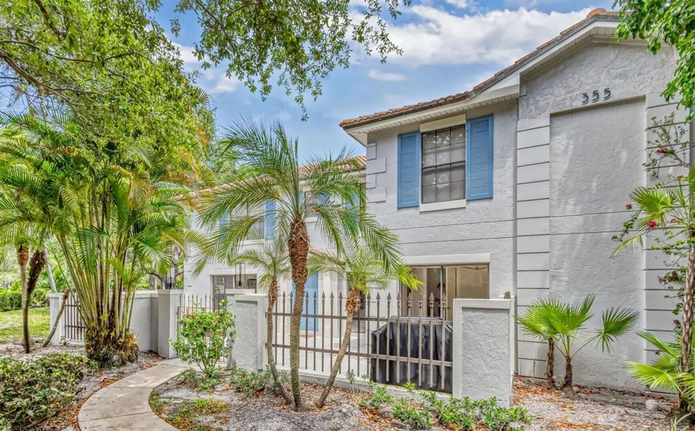 355 Prestwick Circle #4 Palm Beach Gardens, FL 33418