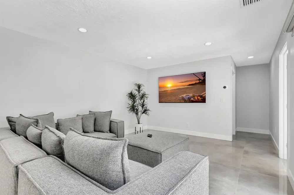 355 Prestwick Circle #4 Palm Beach Gardens, FL 33418
