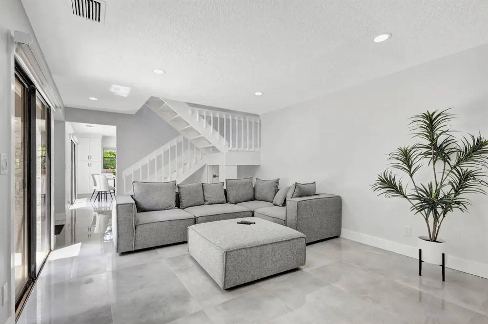 355 Prestwick Circle #4 Palm Beach Gardens, FL 33418