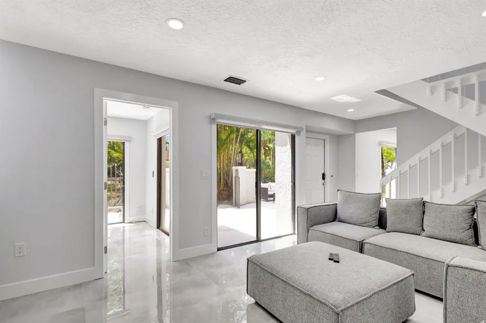 355 Prestwick Circle #4 Palm Beach Gardens, FL 33418