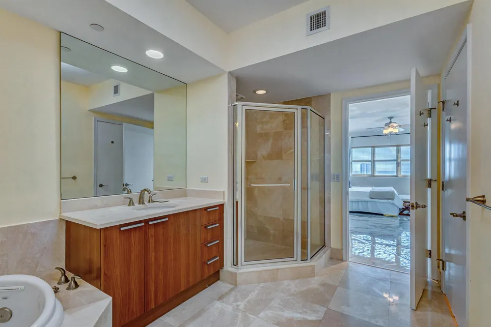 2640 LAKE SHORE DRIVE #2014 Riviera Beach, FL 33404