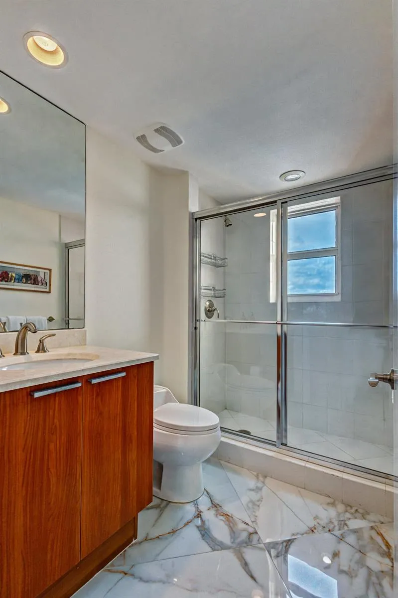 2640 LAKE SHORE DRIVE #2014 Riviera Beach, FL 33404