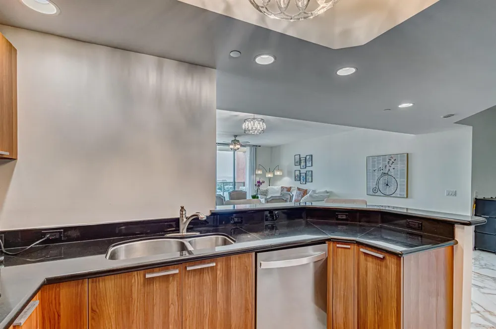2640 LAKE SHORE DRIVE #2014 Riviera Beach, FL 33404