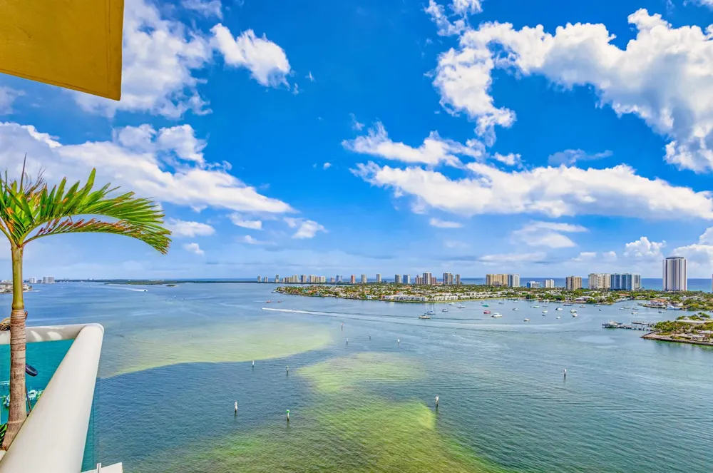 2640 LAKE SHORE DRIVE #2014 Riviera Beach, FL 33404