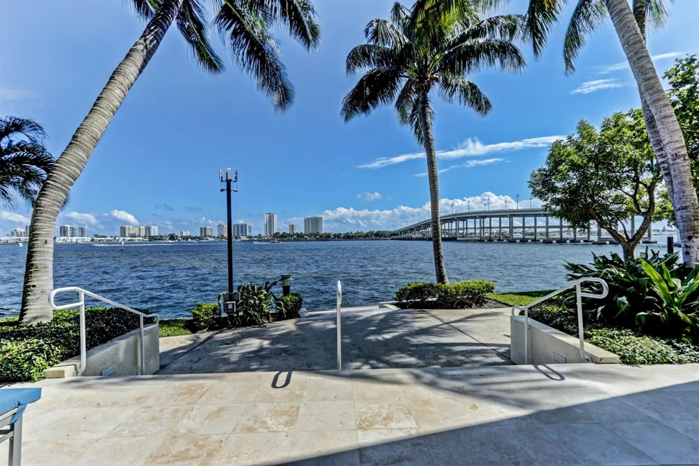 2640 LAKE SHORE DRIVE #2014 Riviera Beach, FL 33404