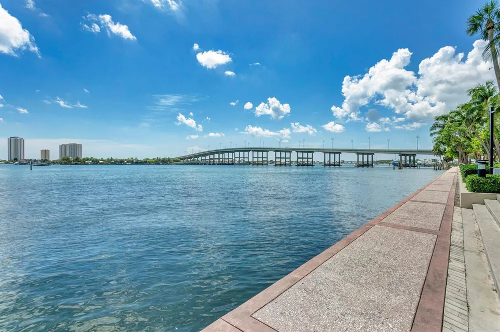 2640 LAKE SHORE DRIVE #2014 Riviera Beach, FL 33404