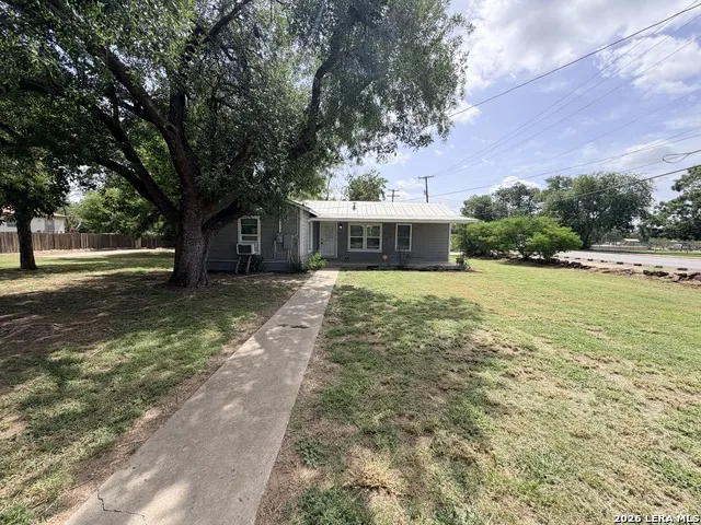 1404 MAIN ST Pleasanton, TX 78064