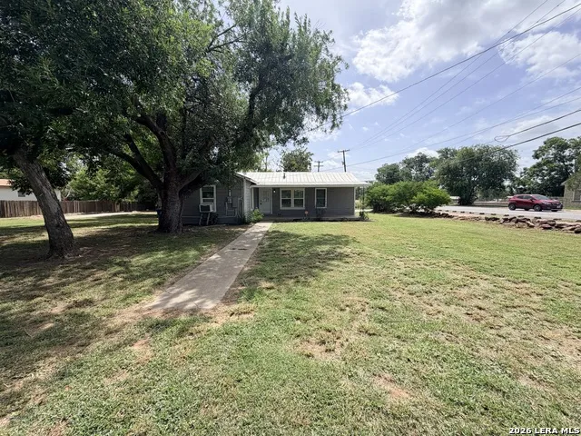 1404 MAIN ST Pleasanton, TX 78064