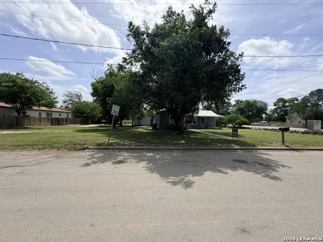 1404 MAIN ST Pleasanton, TX 78064
