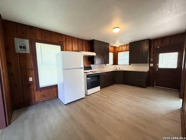 1404 MAIN ST Pleasanton, TX 78064