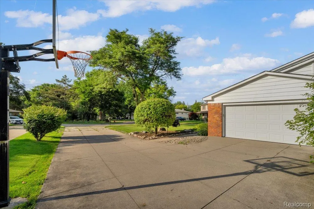 4158 Cherrywood Drive Troy City, MI 48098