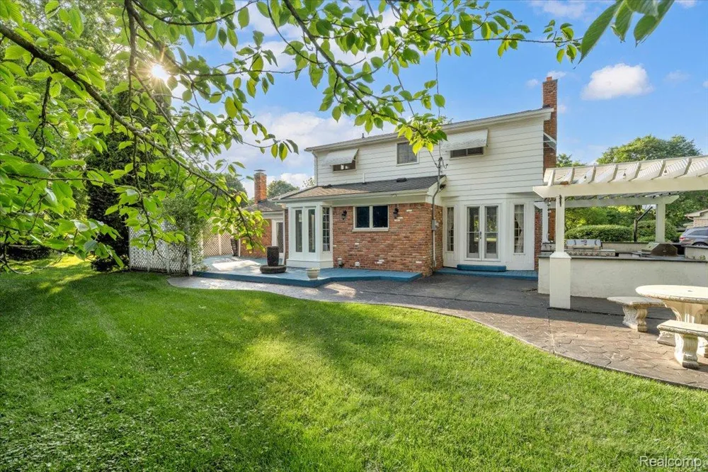 4158 Cherrywood Drive Troy City, MI 48098
