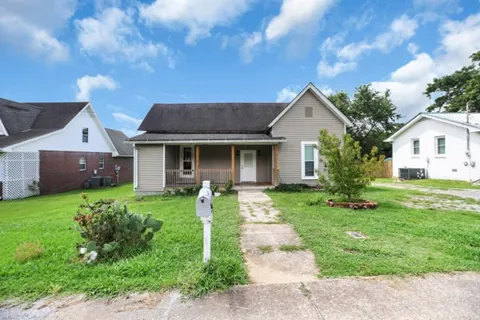 724 W Main St