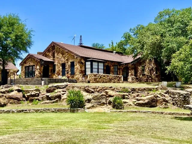 124 S 3rd Street Jacksboro, TX 76458